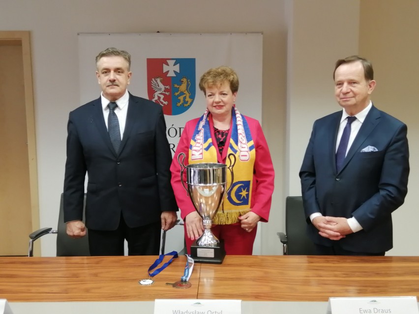 Tenis stołowy. Marszałek Województwa Podkarpackiego nagrodził triumfatora Ligi Mistrzyń [WIDEO]