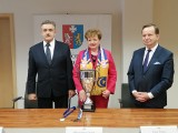 Tenis stołowy. Marszałek Województwa Podkarpackiego nagrodził triumfatora Ligi Mistrzyń [WIDEO]