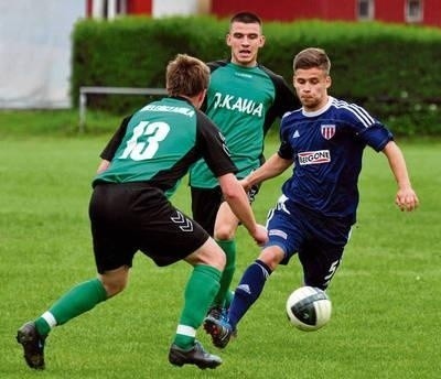 Sebastian Greń (przy piłce) w pojedynku z graczami Zieleńczanki Fot. Andrzej Wiśniewski