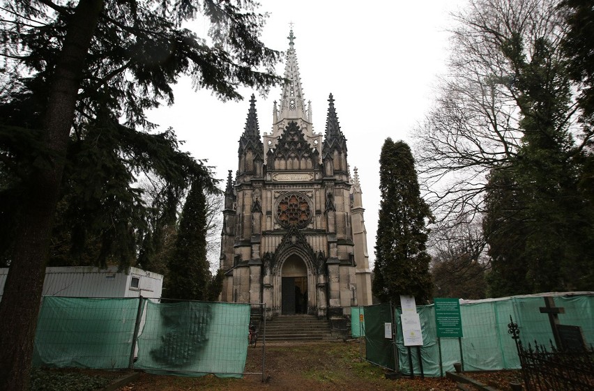 Stary Cmentarz w Łodzi. Za mało pieniędzy na ratowanie kaplicy Karola Scheiblera [ZDJĘCIA]