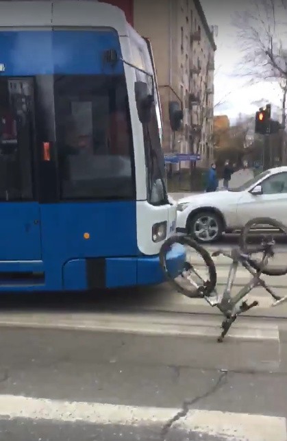 Wściekły rowerzysta zaatakował tramwaj [WIDEO]