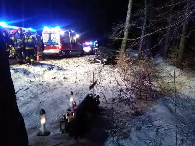 Do wypadku na trasie Złocieniec - Siecino doszło w poniedziałek nad ranem około godz. 4.15. Jak podaje Ochotnicza Straż Pożarna Złocieniec, auto osobowe marki Renault wypadło z drogi i uderzyło w drzewo. Samochodem podróżowało pięć osób, jedna z nich została wydobyta z pojazdu na deskę ortopedyczną i odwieziona do szpitala. Cztery kolejne osoby po przebadaniu z ogólnymi potłuczeniami zostały na miejscu.W akcji udział wzięli strażacy OSP Złocieniec, PSP Drawsko Pomorskie, pogotowie ratunkowe, policja.Zobacz także: Koszalin: Wypadek na skrzyżowaniu ul. Fałata i ul. Wańkowicza