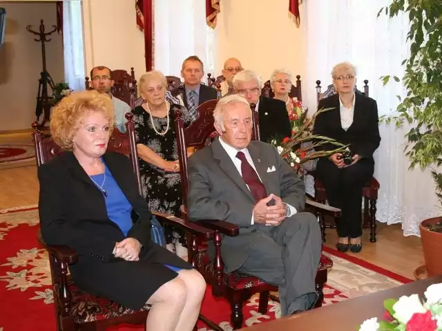 Uroczystości w bodeńskim ratuszu, pan Marek Szwarc na zdjęciu z żoną Ewą. Order wręczył wicewojewoda Ryszard Mićko.