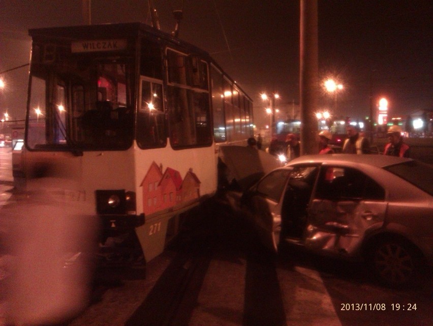 Bydgoszcz. Samochód osobowy zderzył się z tramwajem; były utrudnienia w ruchu