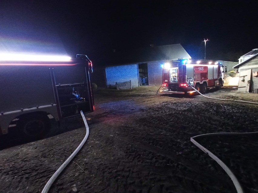 Pożar balotów ze słomą w miejscowości Chebdzie. W całonocnej akcji brało udział 10 zastępów strażackich 