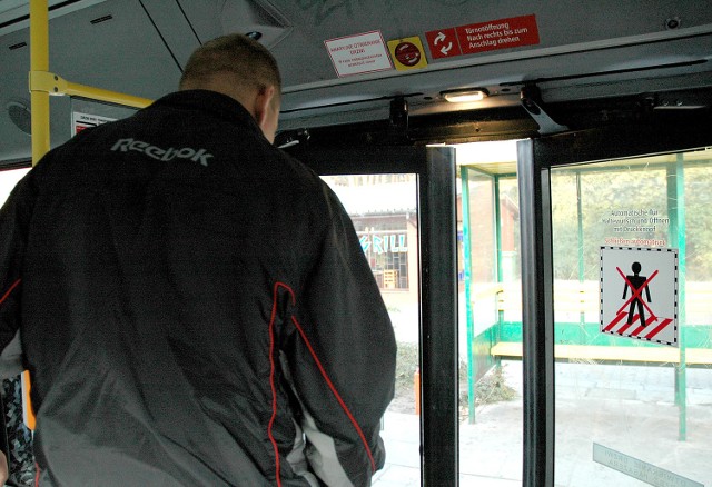 Mimo niemieckiej precyzji, autobusy zakupione w Berlinie mają często opóźnienia. Wszystko za sprawą fotokomórek w drzwiach.