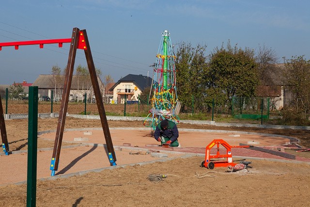 Jeszcze w tym roku przed dziewięcioma szkołami w gminie powstaną place zabaw.