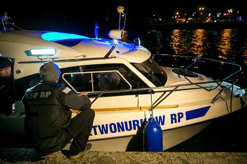 Nocne poszukiwania na Wiśle. Policja szuka śladów zabójstwa Katarzyny Z. [ZDJĘCIA, WIDEO]