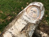 Artysta odsłonił alternatywny pomnik smoleński. I jest skandal