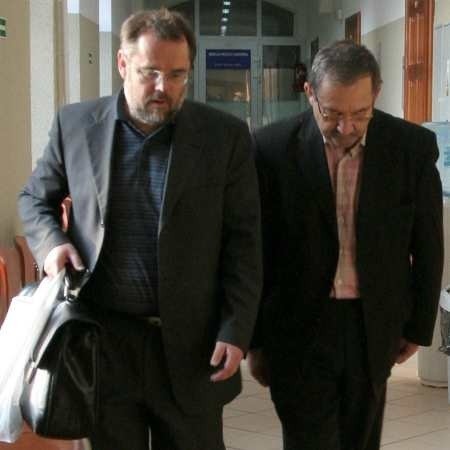 Edward Ch. (z prawej) tuż po zatrzymaniu przed dwoma laty ze swoim adwokatem Krzysztofem Łopatowskim na korytarzu sądu w Gorzowie