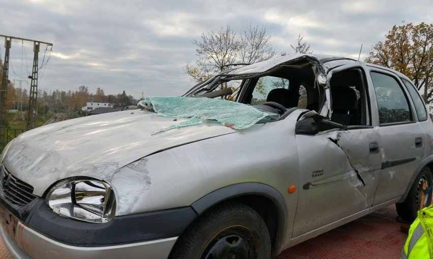Opel corsa uderzył w barierkę w Czechowicach-Dziedzicach,...
