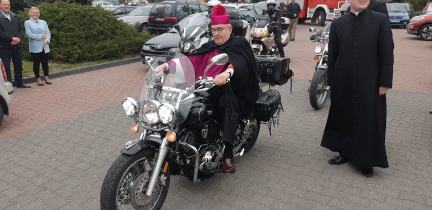Ksiądz biskup Piotr Jarecki świetnie czuł się na motocyklu.