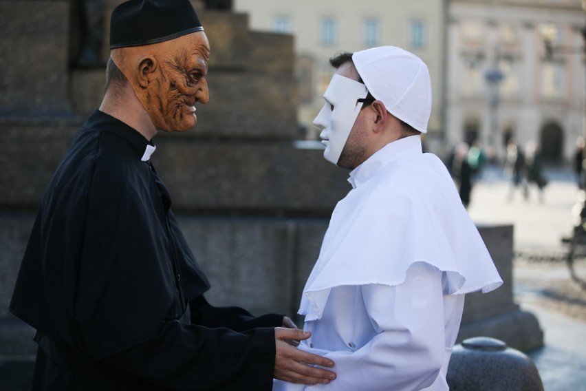 Niedziela, 6 grudnia. Protest i performans na Rynku Głównych...