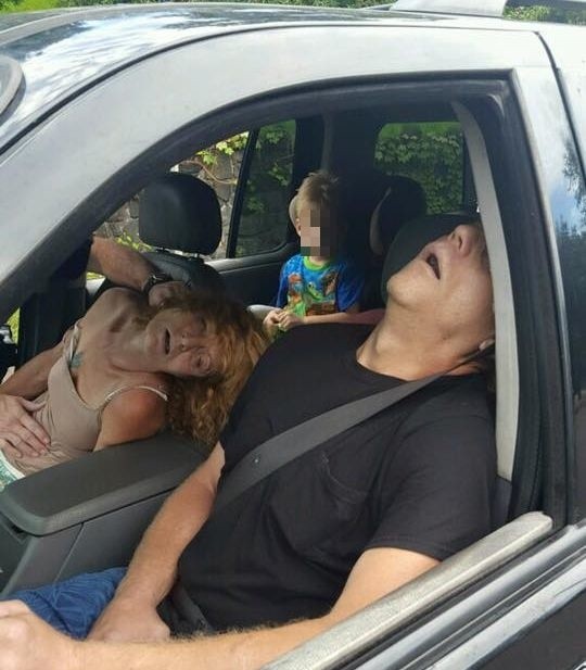 Po heroinie stracili przytomność jadąc autem z 4-letnim dzieckiem! Policja pokazała zdjęcia!