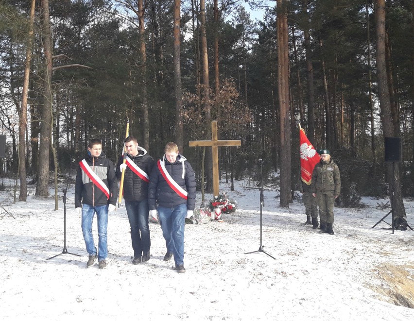 Powiat ostrowski. Kwiaty pod pomnikiem i turniej strzelecki dla wyklętych