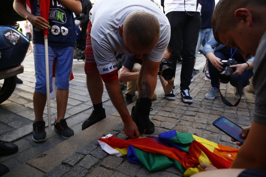 Marsz Powstania Warszawskiego w Warszawie. Na trasie tęczowe flagi. Policja zdejmowała je z balkonów