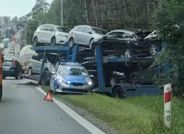 Suchowola. Laweta z samochodami wjechała do rowu. Mogą być utrudnienia na DK8