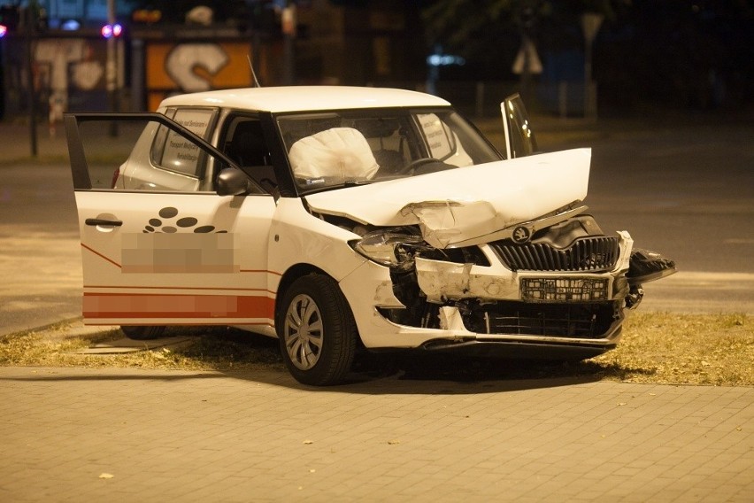 Wypadek na Dąbrowskiego. Samochód uderzył w barierki i zatrzymał się na torowisku [ZDJĘCIA] 