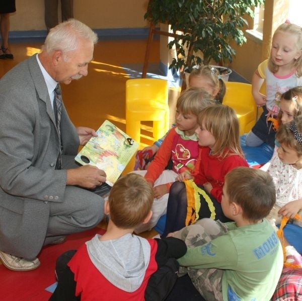 Profesor Marek Kątny przybliżał dzieciom świat książki.