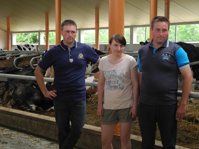 Choć cena mleka spada, Kamil Topczewski zamierza zwiększać produkcjęKamil Topczewski (z lewej) zajął 3. miejsce w plebiscycie Rolnik roku 2015. W prowadzeniu gospodarstwa  pomaga mu brat Łukasz i bratowa Magdalena