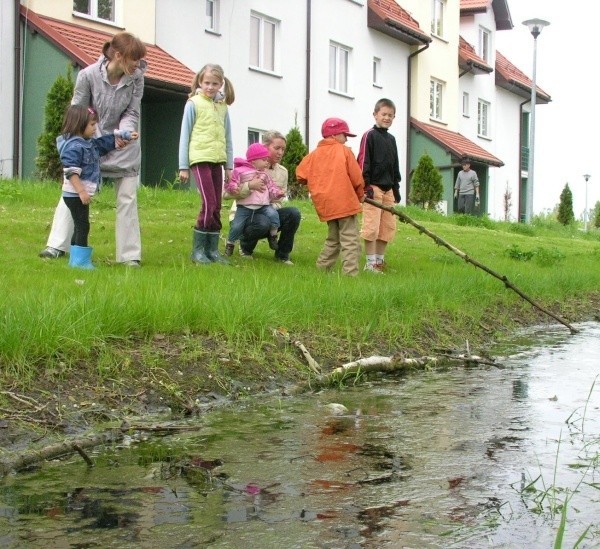 - Nasze dzieci wiedzą, że tu nie mogą się bawić, ale to tylko dzieci, a do nieszczęścia wiele nie brakuje - mówią mieszkańcy.