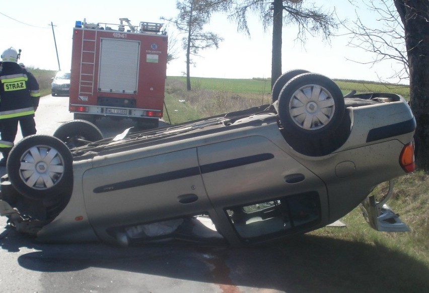 Wypadek w gminie Sienno. W Olechowie dachował samochód osobowy. Kierowca wyszedł z niego o własnych siłach. Na miejscu strażacy i policja