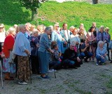 Spotkanie w plenerze dla samotnych, ubogich, chorych w gminie Krzeszowice. Zwiedzili Muzeum Agatów i zamek Tenczyn
