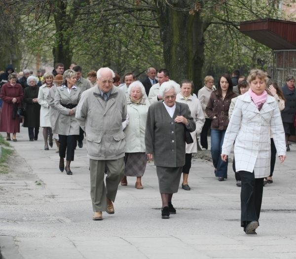 Przed kościołami na wiernych, którzy przyszli na sumę, nie czekały watahy młodych chłopaków z wiaderkami. Dziewczyny i panny były nieco zawiedzione&#8230;