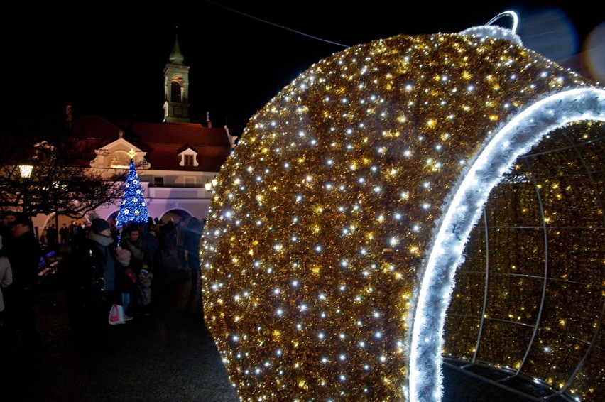 Świąteczną iluminację rynku w Kluczborku włączono podczas...