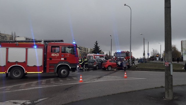 Około godziny 14.30 na skrzyżowaniu ulic Wojska Polska, Piłsudskiego i Kusocińskiego w Inowrocławiu zderzyły się dwa samochody osobowe: mercedes i renault clio.Na szczęście nikomu nic poważnego się nie stało.Ze wstępnych ustaleń policji wynika, iż kierująca mercedesem kobieta nie ustąpiła pierwszeństwa przejazdu. Najprawdopodobniej zostanie ukarana mandatem.Na miejscu są utrudnienia w ruchu.Flesz - wypadki drogowe. Jak udzielić pierwszej pomocy?