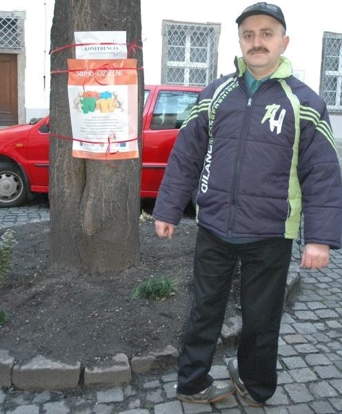 - Szkoda, że nigdzie na miejscu nie ma ośrodka, w którym mógłbym zdobyć prawo jazdy - smuci się Jan Rutkiewicz.