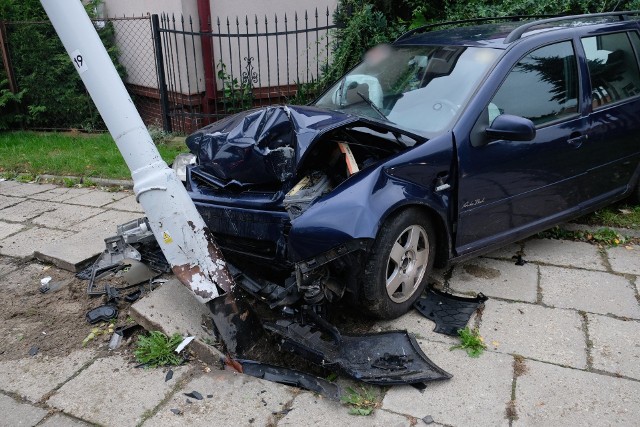 Do wypadku doszło w poniedziałek po godz. 7, na ul. Stanisława Augusta w Przemyślu. - Kierujący volkswagenem, 45-letni mieszkaniec pow. przemyskiego jadąc w kierunku ul. Borelowskiego, zasnął za kierownicą, zjechał z drogi i uderzył w stojącą na chodniku latarnię - mówi mł. asp. Marta Fac z KMP w Przemyślu. Mężczyzna podróżował z żoną. Kobiecie nic się nie stało, a 45-latek trafił do szpitala. Policjanci ukarali mężczyznę mandatem.