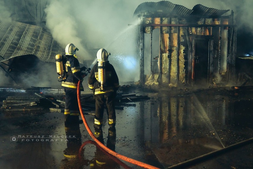 Jordanów. W nocy spłonął tartak. Niemal 70 strażaków walczyło z ogniem 