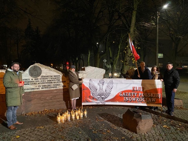Pod pomnikiem Obrońców Inowrocławia w geście solidarności ze służbami mundurowymi broniącymi polskiej granicy zapalono znicze