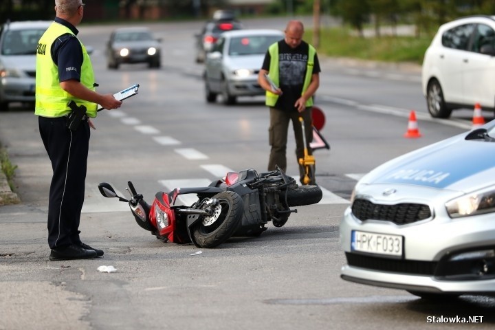 Wypadek w Stalowej Woli. Ranny 68-letni motorowerzysta po zderzeniu z audi A6 [ZDJĘCIA]