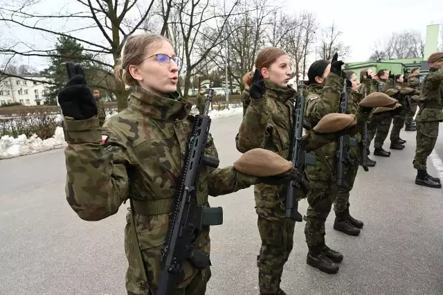 Blisko 70 młodych ludzi - ochotników złożyło przysięgę wojskową  w niedzielę, 12 lutego i wstąpiło do 10 Świętokrzyskiej Brygady Wojsk Obrony Terytorialnej. Zobacz kolejne zdjęcia z uroczystości