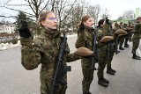 Ochotnicy z województwa świętokrztyskiego szkolili się w ferie i w niedzielę złożyli przysięgę wojskową w Kielcah na Bukówce   