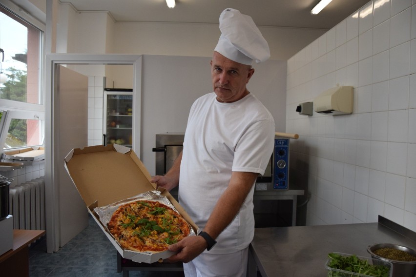 Pizzę przygotowuje kierownik kuchni szpitalnej Wiesław...