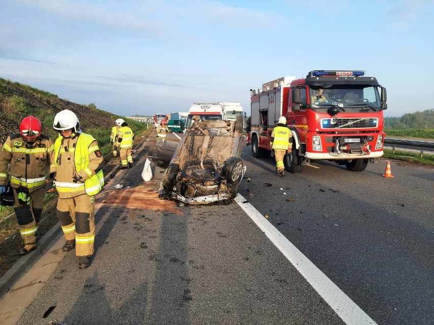 Dwa wypadki na autostradzie A4 między Bochnią a Brzeskiem, dachowanie opla i najechanie na tył ciężarówki. Zobacz zdjęcia