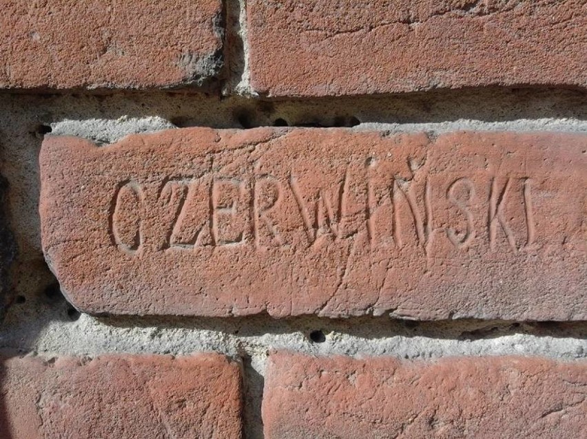 Na murach budynków przy ul. Kopernika w Kraśniku wydrapane...