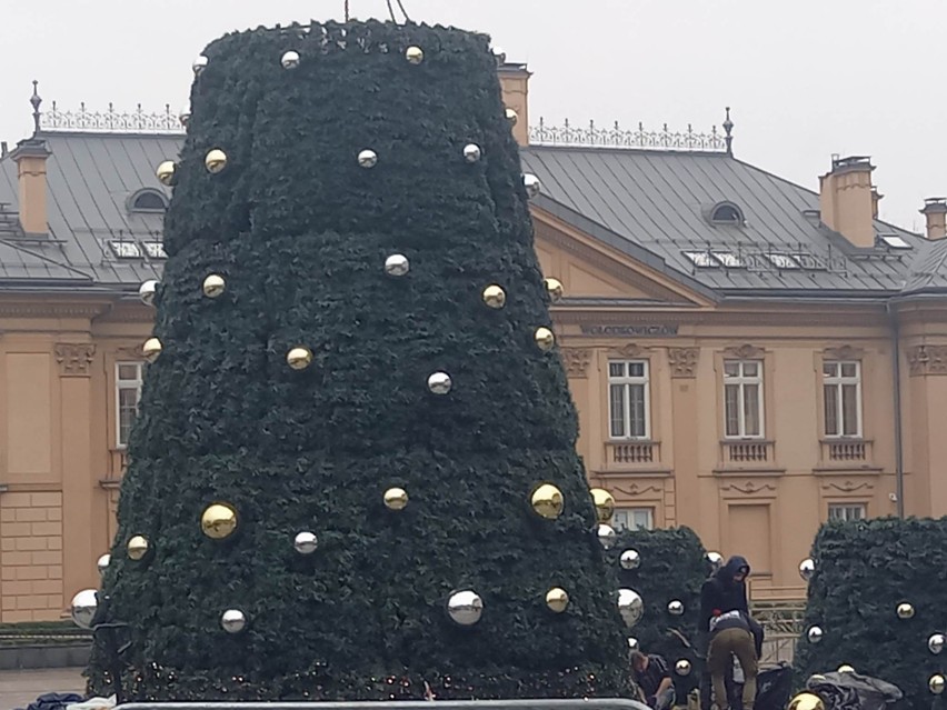 Rośnie świąteczna choinka przed Galerią Krakowską