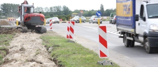 Rondo powstaje w miejscu skrzyżowania drogi krajowej, wyjazdu z Brzegu oraz jezdni na Skarbimierz i Pępice.