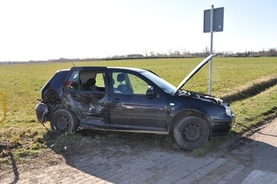 Wypadek w Woli Mystkowskiej. Zderzyły się dwa samochody: audi i volkswagen. Ucierpiały cztery osoby
