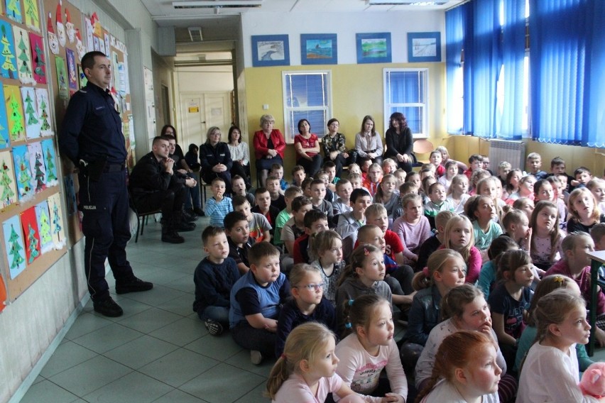 Uczniowie ostrowskiej „jedynki” spotkali się z policjantami i strażakami [ZDJĘCIA]