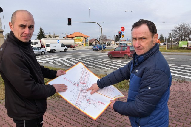 Bartosz Łaśko (z lewej) i Józef Jamróg z zatwierdzonym przez GDDKiA projektem przebudowy skrzyżowania DK 94 z drogami powiatowymi w kierunku Zgłobic i Zbylitowskiej Góry (w tle)