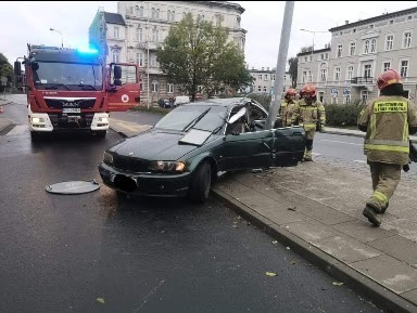 Kierujący bmw uderzył w latarnię na Wałach Jagiellońskich w Bydgoszczy i uciekł z miejsca zdarzenia