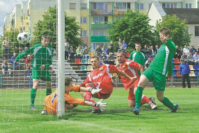 Tak padł trzeci gol dla Arki. Tomasz Rozynek (w środku) z najbliższej odległości nie dał szans bramkarzowi Andrzejowi Korczyńskiemu.