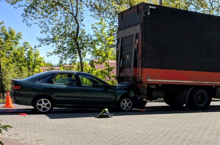 Zderzenie osobówki z ciężarówką w Jastrzębiej Górze,...