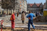 Trwa próbne układanie nawierzchni na Długim Targu. Czy nowa kostka zyska akceptację pomorskiego konserwatora zabytków?