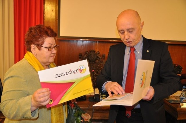 Pani Bogusława Dubrawska w swoje urodziny otrzymała premierową kartę program "Aktywni 60 plus&#8221;.